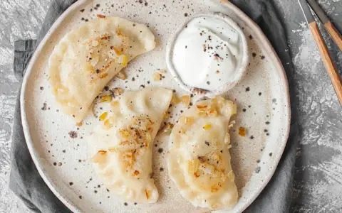 Jak odgrzać mrożone pierogi? Proste sposoby na idealny smak