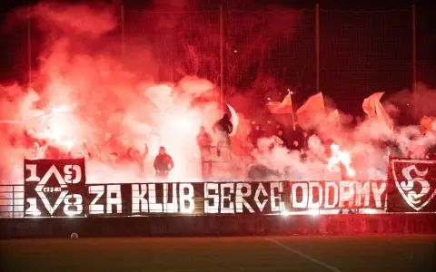 Fani z piłą ręczną, czuwaj przemyśl! Tłum kibiców z racami i flagami tworzy czerwony dym.