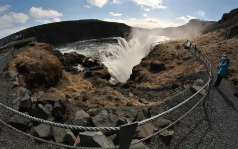 Wodospad Gullfoss na Islandii. Wspaniałe miejsce na zwiedzanie Islandii, z turystami podziwiającymi potęgę natury.