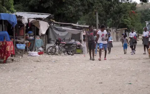 Polacy na Haiti, spacerujący pośród straganów i dzieci w szkolnych mundurkach.