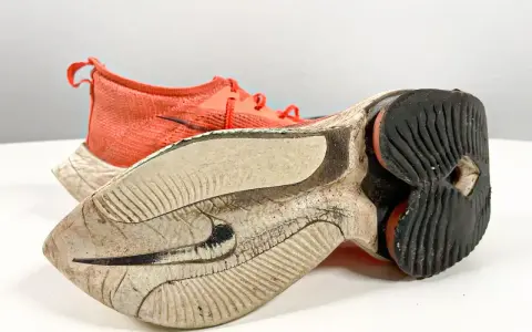Scarpe da camminata usurate, con suola consumata e tomaia arancione. È ora di cambiarle per continuare a correre in sicurezza.