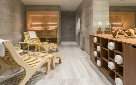 Sauna w hotelu: Jak korzystać, by czuć się komfortowo i bez gaf?