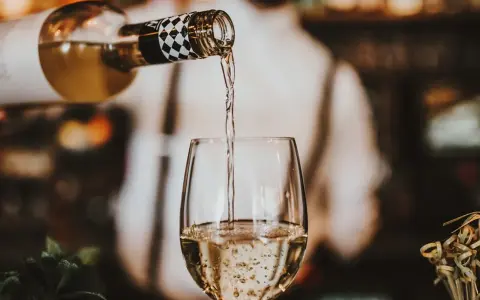Wino bez korkociągu? 7 szybkich i bezpiecznych sposobów