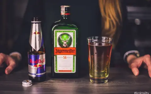 Jägermeister z Red Bullem – klasyka na imprezę. Idealny jagdstolz z czym pić, by poczuć energię i smak.