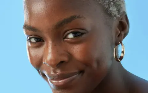 Viso radioso e rimpolpato, con pelle luminosa e un sorriso accattivante.