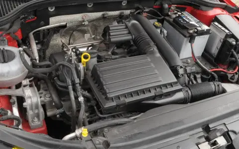 Silnik 1.2 TSI EA211 z widocznym filtrem powietrza, akumulatorem i elementami układu dolotowego.