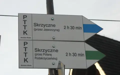 Szczyrk jakie góry? Znaki PTTK wskazują drogę na Skrzyczne przez Jaworzynę lub Polanę Podskrzyczeńską.