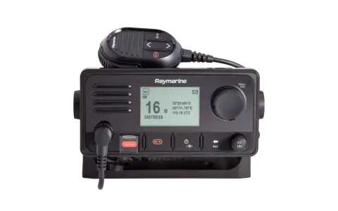 Radio VHF Raymarine avec microphone. L'écran affiche "DISTRESS" et le canal 16, prêt pour le canal 63 VHF.