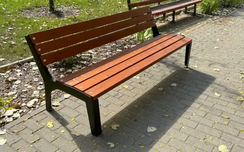 Nowa ławka parkowa, prosta konstrukcja, idealna do relaksu. Dowiedz się, jak zrobić ławkę!