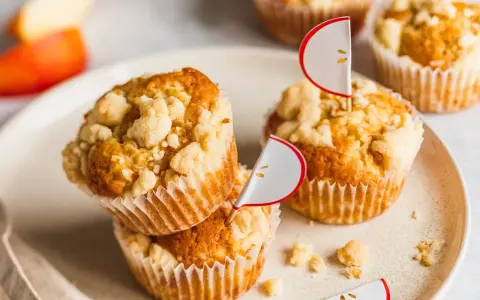 Saftige apfelmus muffins mit Streuseln, dekoriert mit kleinen Apfel-Ansteckern. Ein Genuss für jeden Apfelliebhaber!