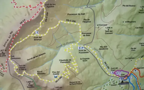 Mapa de senderismo del Montseny con rutas señalizadas como GR 5.2 y PR-C 208. Muestra puntos de interés como fuentes, collados y cimas.
