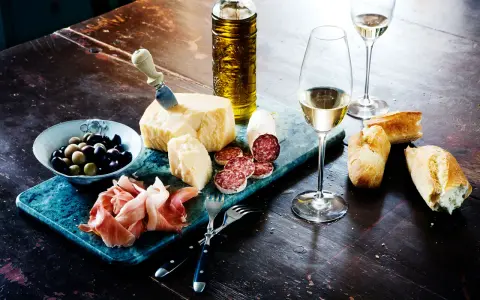 Perfekt vin till buffe: ost, salami, oliver, parmaskinka och nybakat bröd.