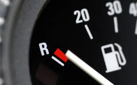 Yaris: Pojemność baku (36-50L), zasięg, rezerwa. Czy 1000 km?