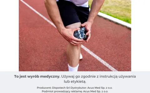 Sportowiec stosuje terapię zimnem na bolące kolano po treningu na bieżni. Zimny okład przynosi ulgę.