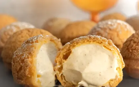 Choux à la crème, la recette de maman. Une pâte légère et une crème onctueuse, un délice pour les papilles.