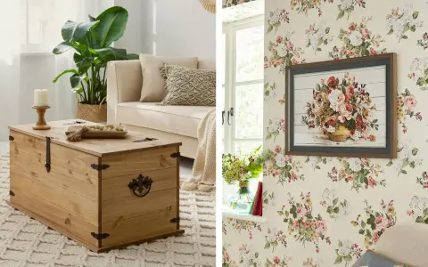 Un accogliente soggiorno in stile cottage core con un baule in legno, un divano beige e carta da parati floreale.