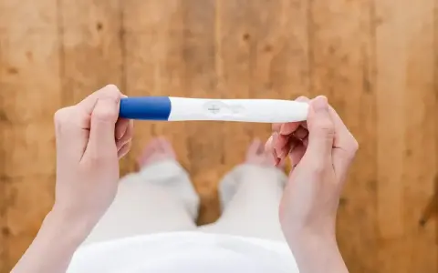 Dwie kreski na teście ciążowym. Czy to już 3 tydzień ciąży objawy?