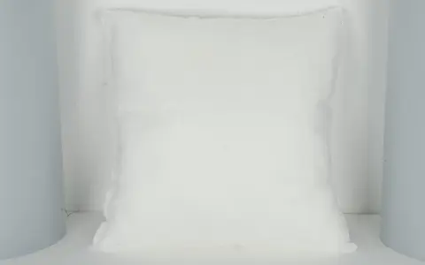 Relleno cojines 60x60, blanco y esponjoso, listo para dar forma a tu sofá.