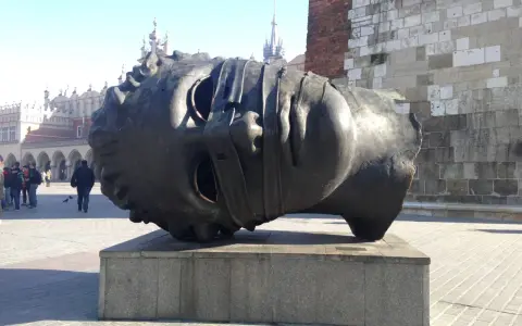 Rzeźba "Eros Bendato" Igora Mitoraja na Rynku Głównym w Krakowie.