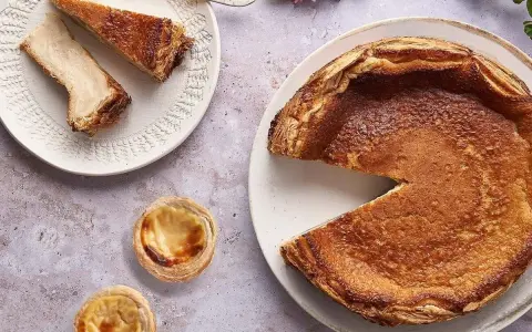 Un pastel de arroz dorado y crujiente, con dos porciones en un plato y dos pastelitos individuales.