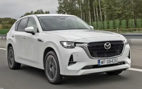 Biała Mazda CX-60 na drodze. Sprawdź atrakcyjną mazda cx 60 cena i wybierz swój wymarzony SUV.