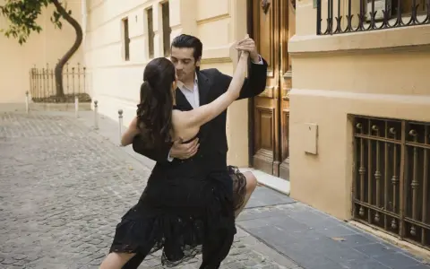 Para, tańcząc tango, przypomina o jego argentyńskich korzeniach.
