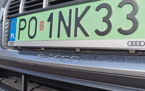 Czy trzeba mieć tablice rejestracyjne przy rejestracji? Na zdjęciu widać tablicę z numerem PO 1NK33 na samochodzie Audi e-tron.