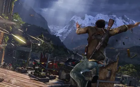 Nathan Drake salta en medio de un tiroteo, con un helicóptero y montañas nevadas de fondo. Un momento clave de la Uncharted 2 guia.