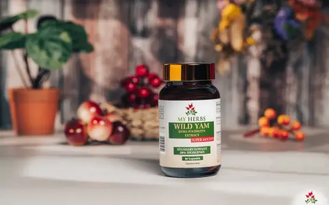 Butelka suplementu "Dziki pochrzyn" z ekstraktem z dzikiego pochrzynu, wspierającego kobiety w okresie menopauzy.