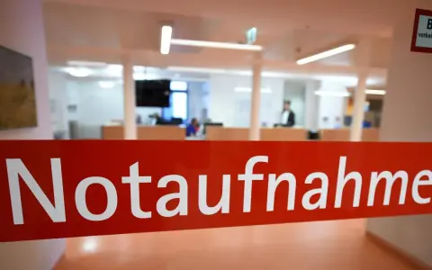 Rotes Schild "Notaufnahme" im Krankenhaus. Die Schichtarbeit dort kann die Lebenserwartung beeinflussen.