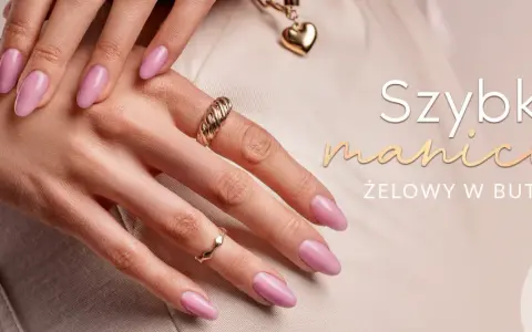 Dłonie z różowymi paznokciami, ozdobione złotą biżuterią. Szybki manicure żelowy w butelce dla pięknych i trwałych paznokci.