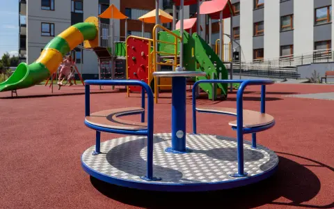 Ile kosztuje certyfikat na plac zabaw? Sprawdź ukryte koszty!