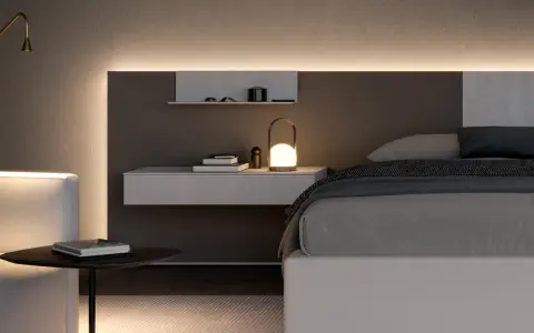 Elegante boiserie camera da letto moderna con illuminazione integrata, comodino sospeso e lampada di design.