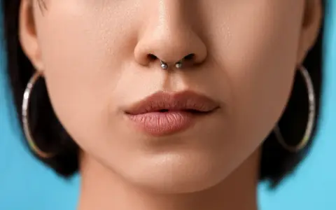 Kobieta z kolczykiem w nosie, tzw. septum.