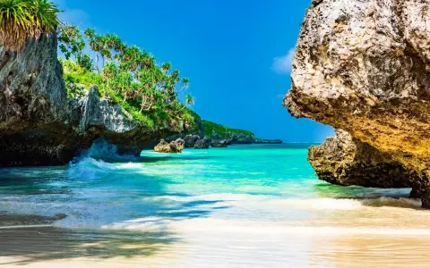 Rajska plaża z turkusową wodą i bujną zielenią. Idealne miejsce na wymarzone zanzibar wakacje.