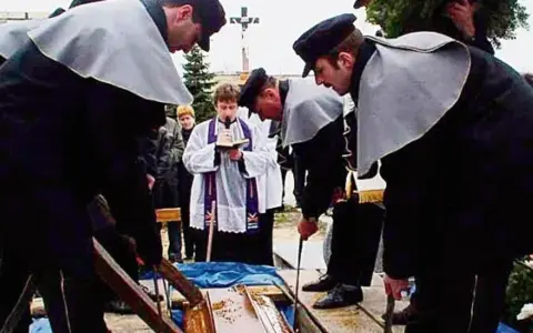 Msze za zmarłych po pogrzebie: Ile, jakie i za ile?