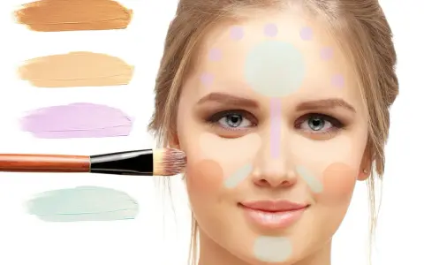 Demostración de cómo usar un corrector amarillo para iluminar y corregir imperfecciones en el rostro.