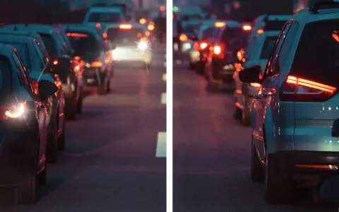 Luci sfocate e distorte nel traffico, come vedono i miopi astigmatici. Un'esperienza visiva caotica e abbagliante.
