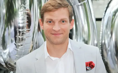 Michał Rolnicki z żoną na tle srebrnych balonów.