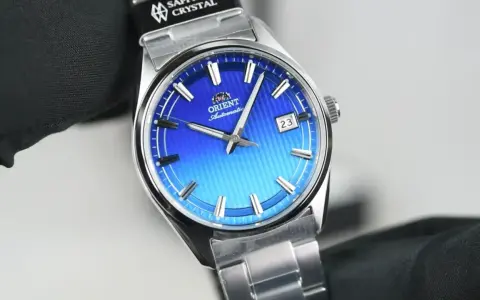 Orologio Orient automatico con quadrante blu sfumato, un modello che suscita ottime opinioni per il suo design.