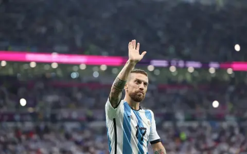 Aleix Gomez, w koszulce Argentyny, pozdrawia kibiców na stadionie.