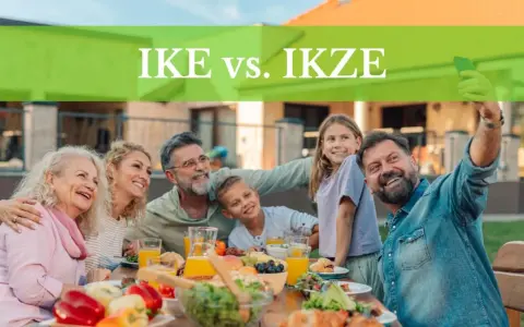 Rodzina na obiedzie na świeżym powietrzu, robiąca selfie. Czy to IKE czy IKZE?