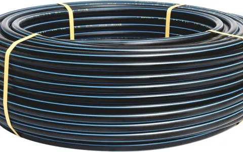 Rollo de tubería negra con líneas azules, mostrando la diferencia entre PE 40 y PE 100 para aplicaciones de agua.
