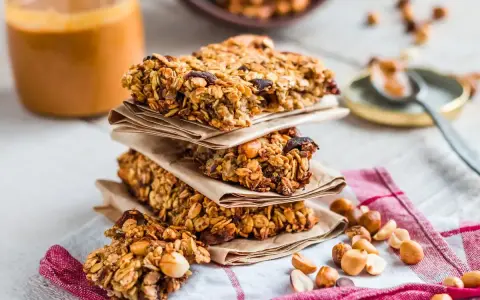 Barrette fatte in casa, ricche di avena, frutta secca e semi, perfette per una pausa energetica.