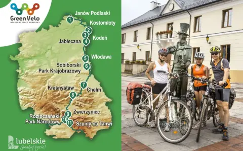 Rodzina na rowerach przy pomniku, planując podróż po szlaku Green Velo.
