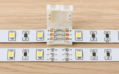 Connecteur pour montrer comment brancher plusieurs LED ensemble. Des bandes LED blanches avec des composants électroniques sont visibles.