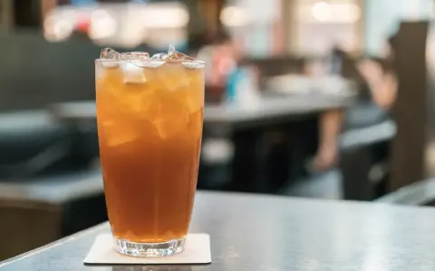 Szklanka orzeźwiającej herbaty z lodem, idealna na upalny dzień. Zastanawiasz się nad bubble tea kcal?