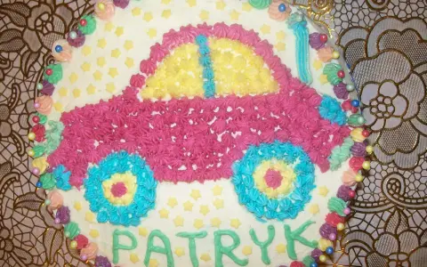 Kolorowy tort w kształcie samochodu z imieniem Patryk.