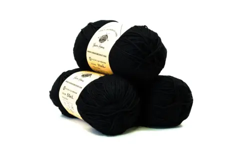 Trzy kłębki czarnej, delikatnej włóczki **alize bamboo fine** od Yarn Home, idealne do tworzenia miękkich dzianin.