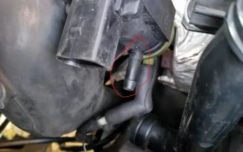 Zawór N75 w Audi A4 B6 1.9 TDI 130KM znajduje się w okolicach turbosprężarki, podłączony do układu dolotowego.